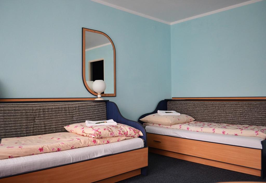 Dw Jontek Hotel Щирк Екстериор снимка