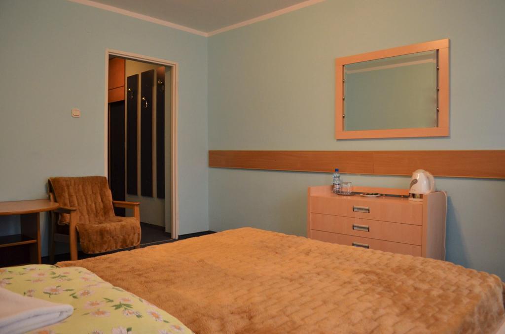 Dw Jontek Hotel Щирк Екстериор снимка