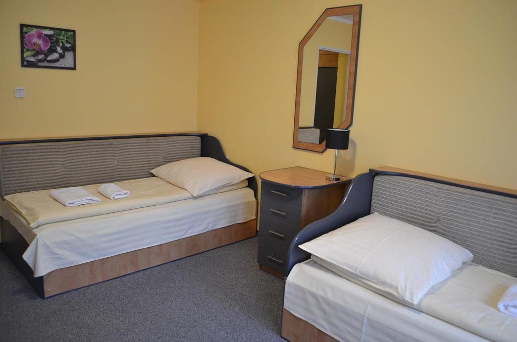 Dw Jontek Hotel Щирк Екстериор снимка