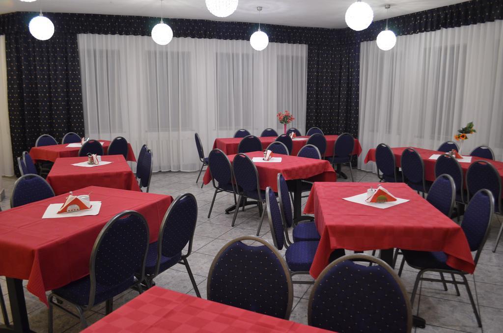 Dw Jontek Hotel Щирк Екстериор снимка