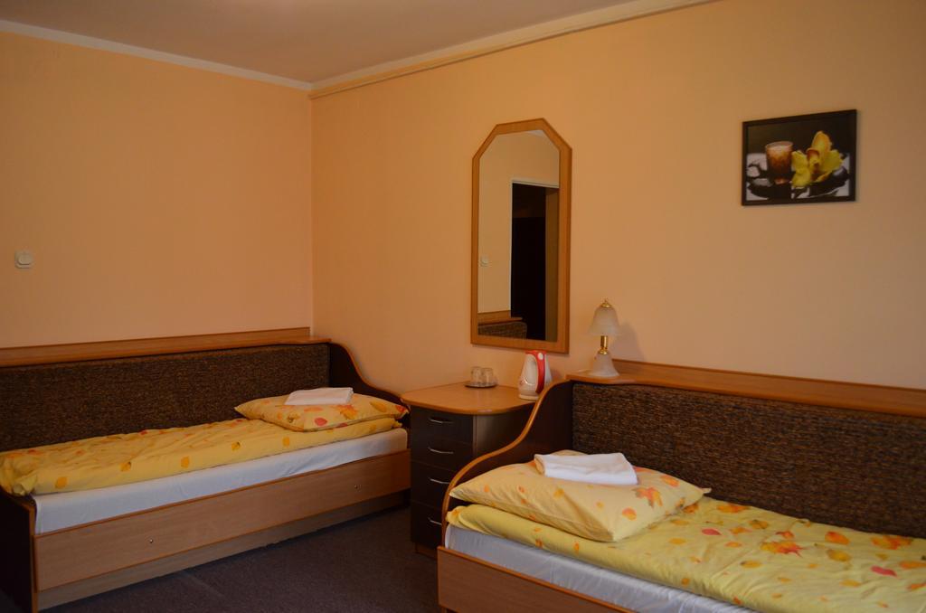 Dw Jontek Hotel Щирк Екстериор снимка