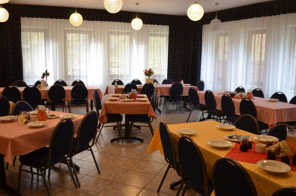 Dw Jontek Hotel Щирк Екстериор снимка